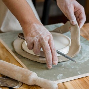 chiudere-le-mani-facendo-la-ceramicaTavola da disegno 2