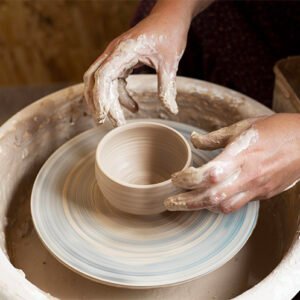 chiudere-le-mani-facendo-la-ceramicaTavola da disegno 3
