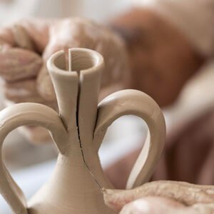 chiudere-le-mani-facendo-la-ceramicaTavola da disegno 4