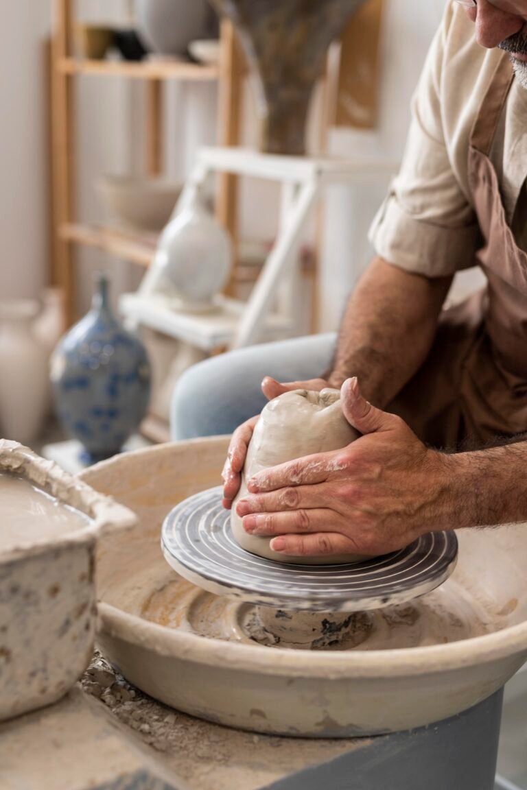 mani-che-fanno-la-ceramica-da-vicino