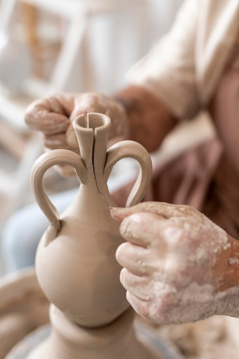 mani-ravvicinate-che-fanno-il-vaso-di-argilla