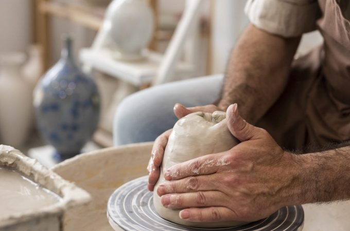 mani-che-fanno-la-ceramica-da-vicino mani-che-fanno-la-ceramica-da-vicino