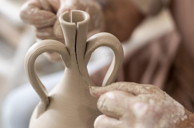 mani-ravvicinate-che-fanno-il-vaso-di-argilla mani-ravvicinate-che-fanno-il-vaso-di-argilla